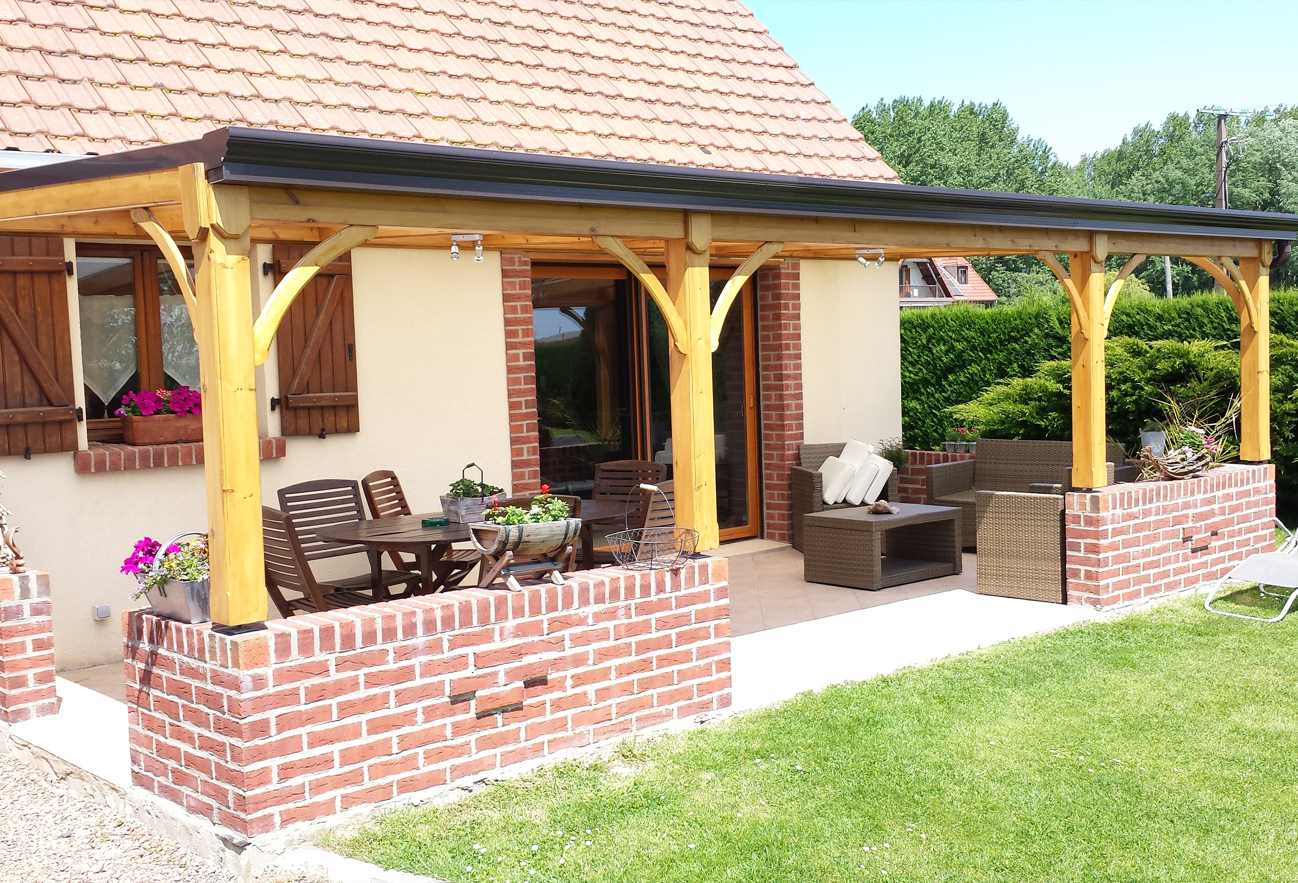 https://www.pergola-direct.fr/wp-content/uploads/2023/10/pergola-bois-kit-en-aluminium-pas-cher-scaled-1.jpg